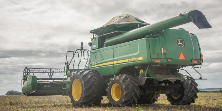 Llantas agrícolas IF y VF que distribuyen el peso, reducen compactación y optimizan el rendimiento de la maquinaria.